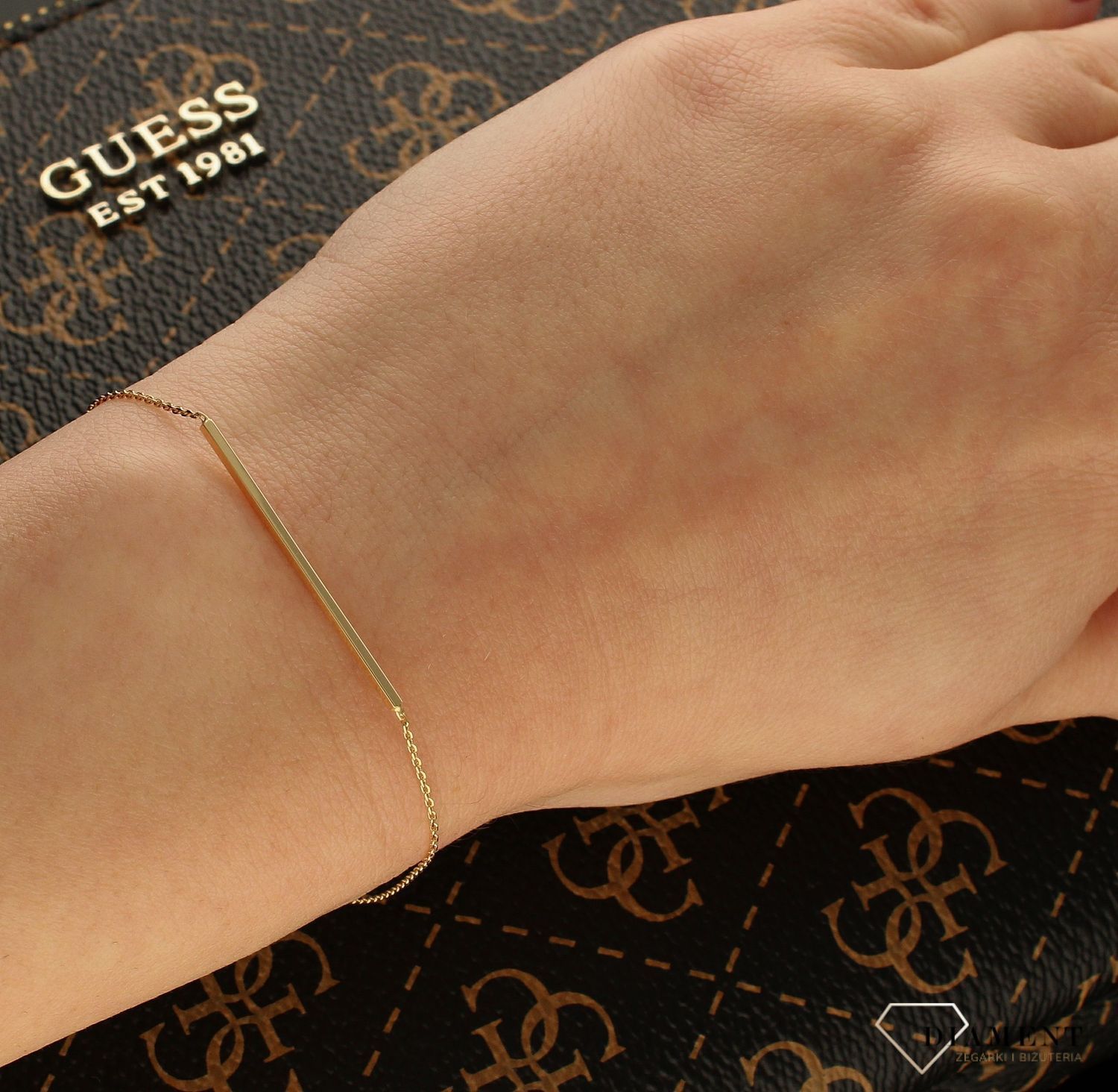 Złota bransoletka celebrytka ze sztywną, wąską ozdobą BR 6103 (1).jpg